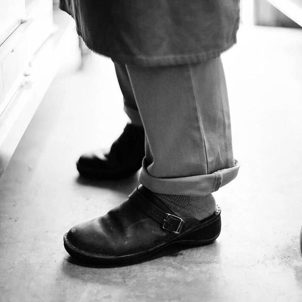 Pantoufles en cuir marron pour hommes, design ergonomique, semelle rembourrée, offrant un confort et un soutien optimal.