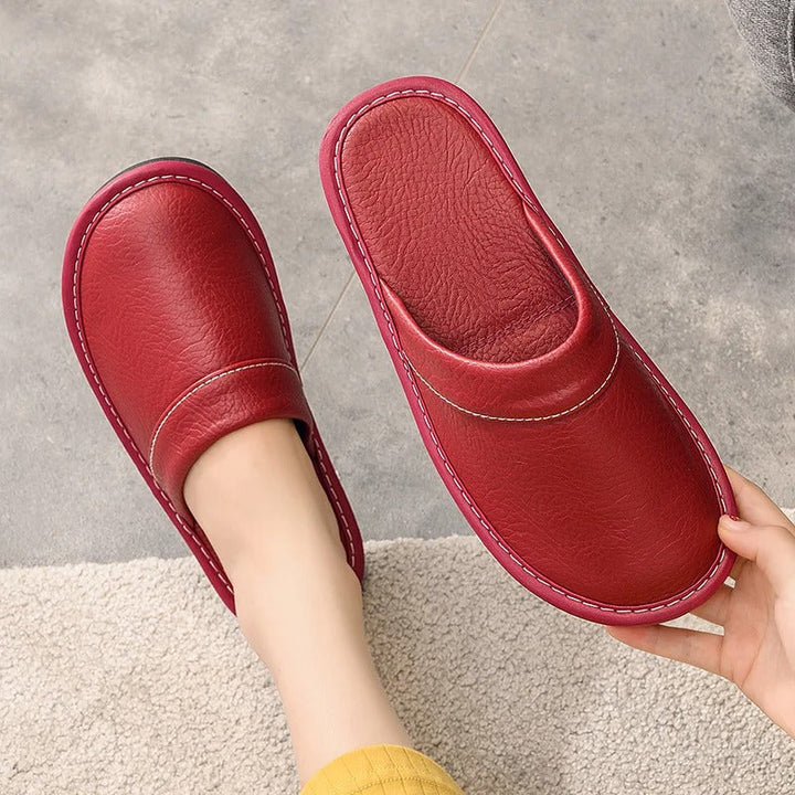 "Pantoufles en cuir végan pour femme, élégantes et confortables, avec design moderne et détails raffinés."