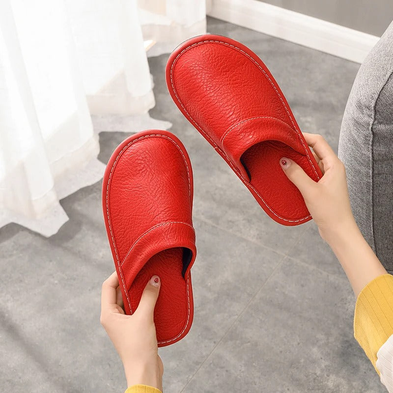 "Pantoufles en cuir végan pour femme, élégantes et confortables, avec design moderne et détails raffinés."