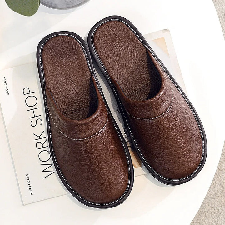"Pantoufles en cuir végan pour femme, élégantes et confortables, avec design moderne et détails raffinés."
