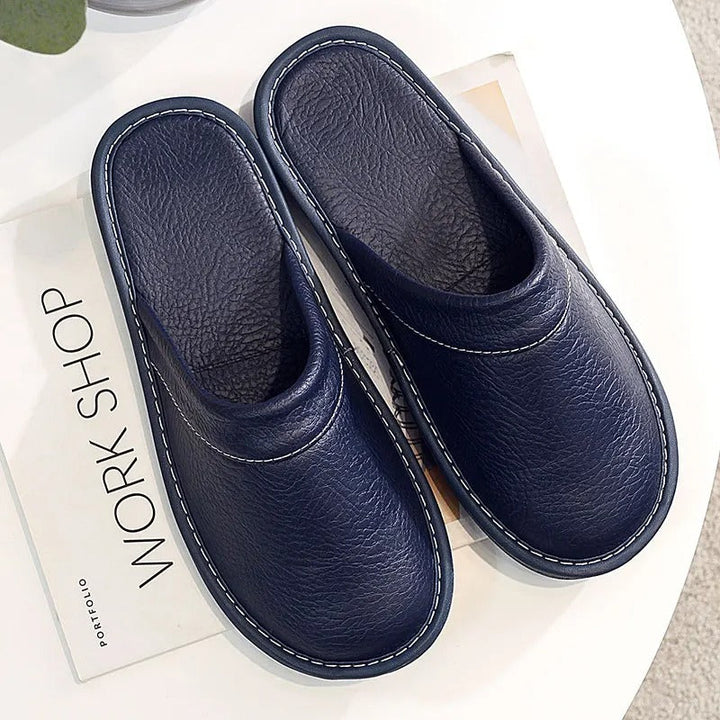 "Pantoufles en cuir végan pour femme, élégantes et confortables, avec design moderne et détails raffinés."