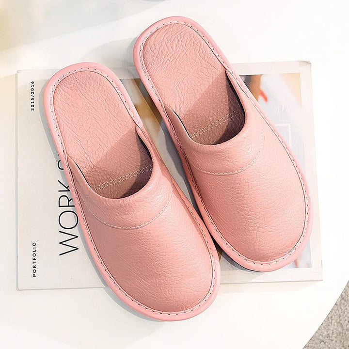 "Pantoufles en cuir végan pour femme, élégantes et confortables, avec design moderne et détails raffinés."