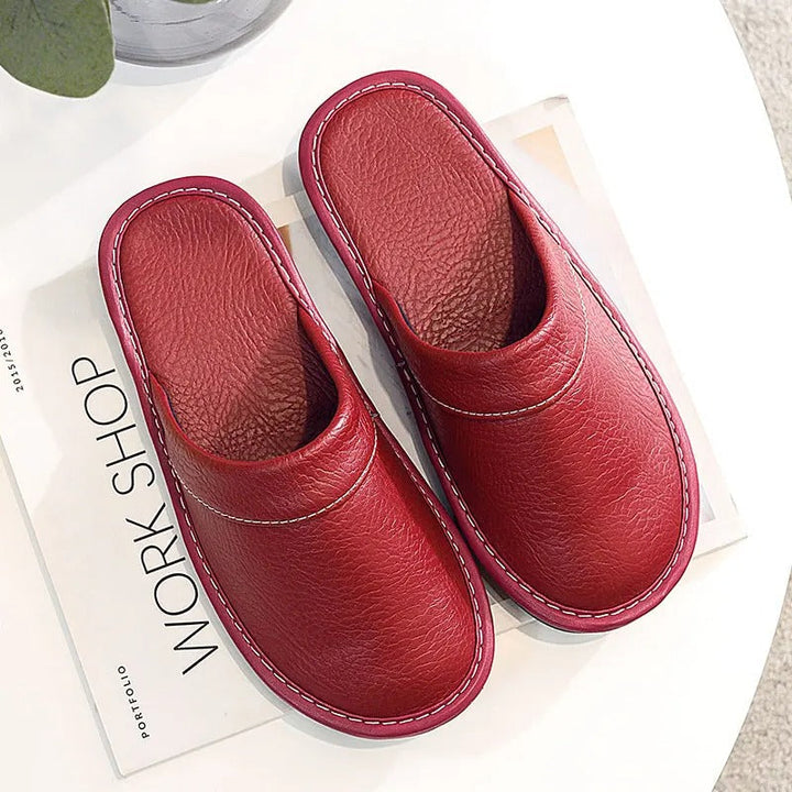 "Pantoufles en cuir végan pour femme, élégantes et confortables, avec design moderne et détails raffinés."