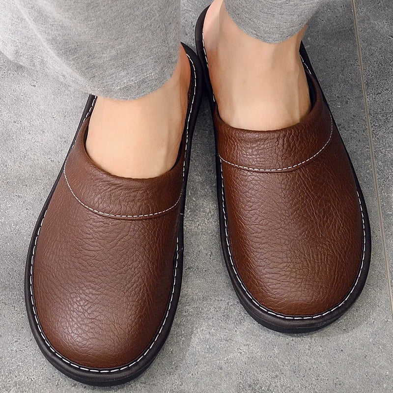 "Pantoufles en cuir végan pour femme, élégantes et confortables, avec design moderne et détails raffinés."