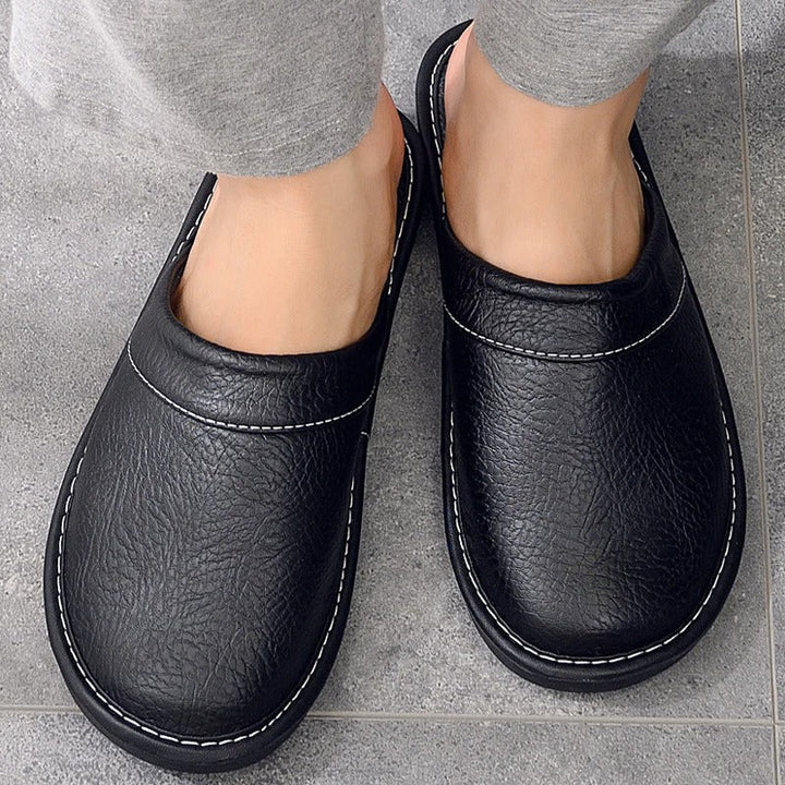 "Pantoufles en cuir végan pour femme, élégantes et confortables, avec design moderne et détails raffinés."