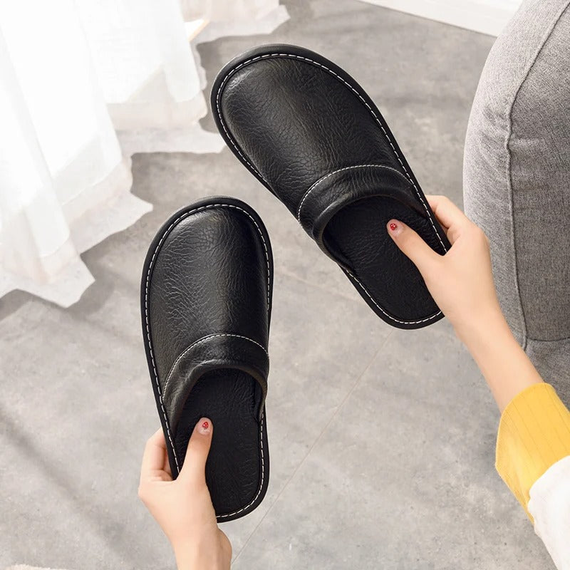 "Pantoufles en cuir végan pour femme, élégantes et confortables, avec design moderne et détails raffinés."