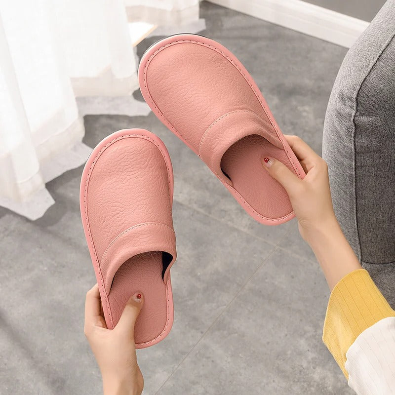 "Pantoufles en cuir végan pour femme, élégantes et confortables, avec design moderne et détails raffinés."