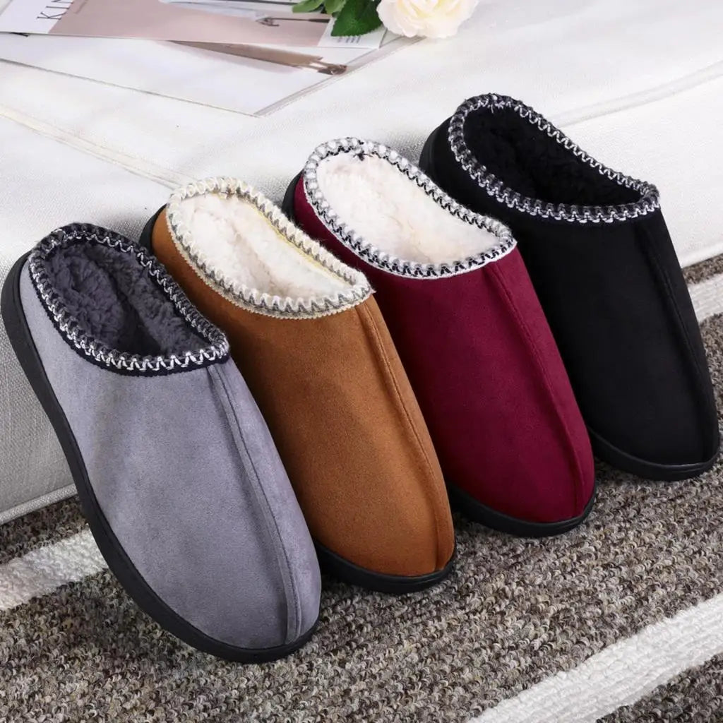 Douces pantoufles en fourrure unisexe pour femme et homme, idéales pour le cocooning à la maison. Chaleur garantie.