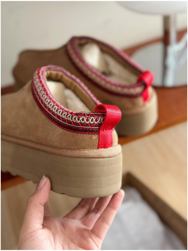 Pantoufles femme confortables en peau de mouton fourrée portées, parfaites pour l'hiver, douces et chaudes.