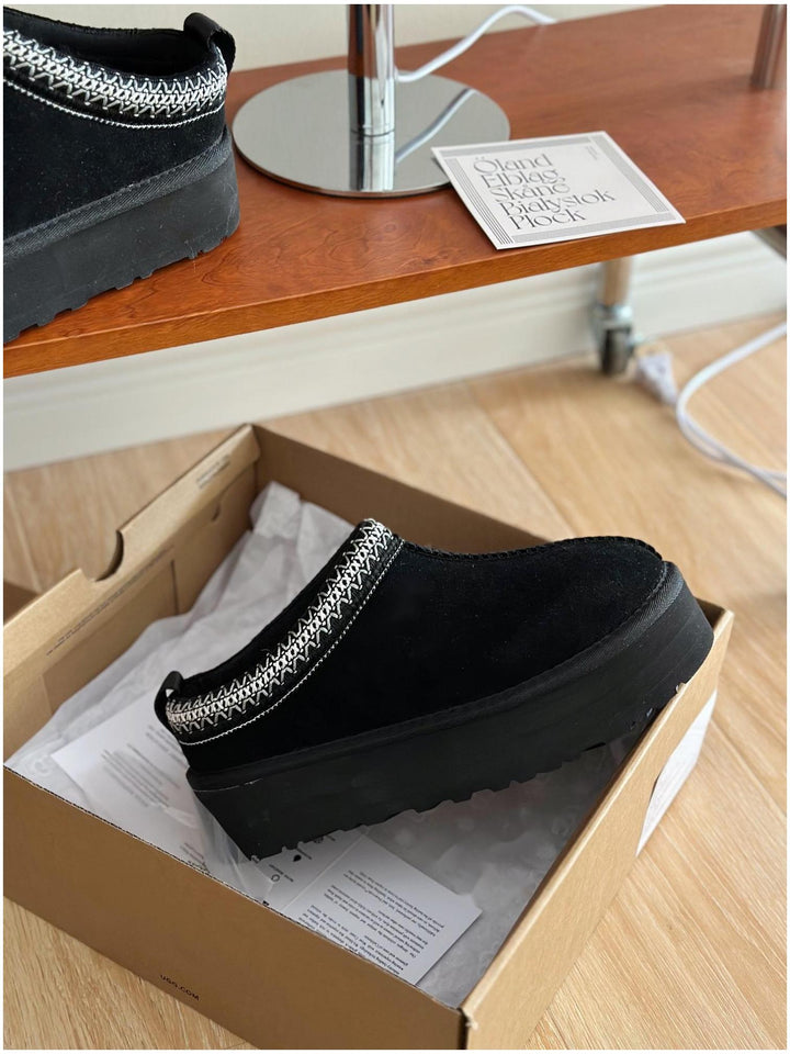 Pantoufles femme chaudes en peau de mouton avec fourrure douce, design ouvert pour un confort optimal en hiver.