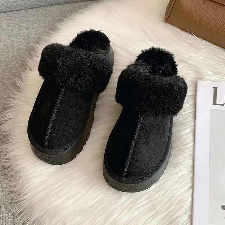 Pantoufles femme fourrure stylisée. Chaussons douces et élégantes pour un hiver confortable à la maison.