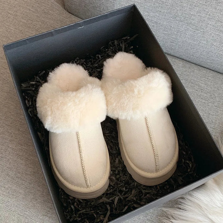 Pantoufles femme en fourrure douce de coton. Chaussons confortables et élégantes, parfaites pour la maison.