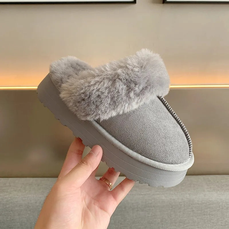 Gros plan: Pantoufles femme en fourrure moelleuse, style plateforme. Chaussons hiver élégantes et très confortables.