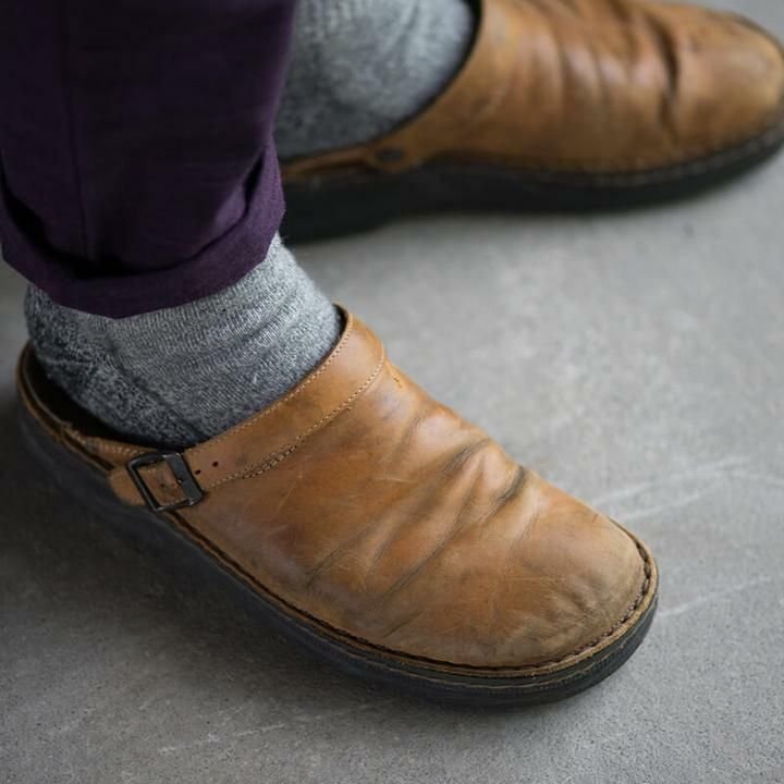 Pantoufles homme en cuir, orthopédiques. Confort et soutien optimal.