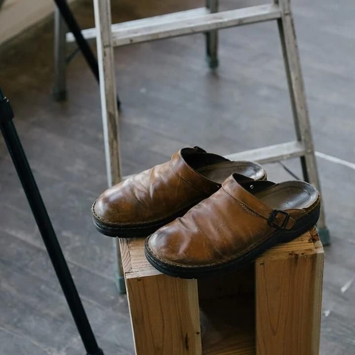 Pantoufles homme en cuir, orthopédiques. Confort et soutien optimal.