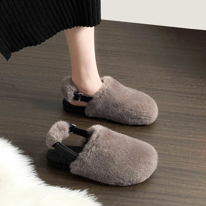 Pantoufles mules chaudes en fausse fourrure douce pour femmes, offrant confort et chaleur à l'intérieur.