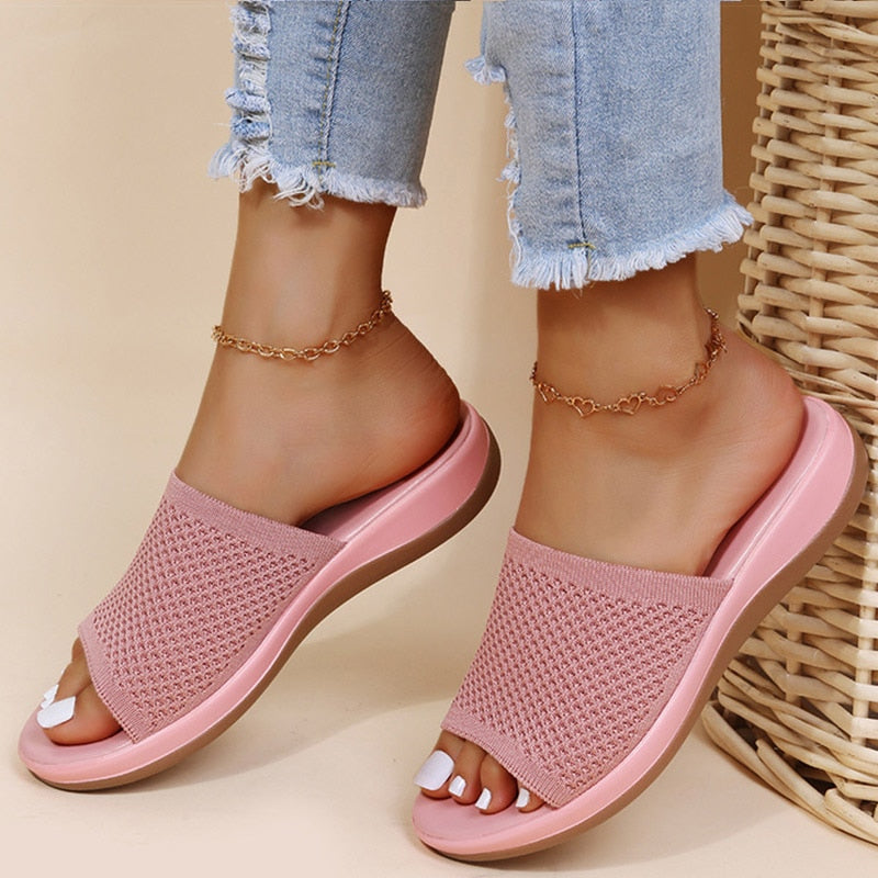 "Pantoufles orthopédiques femme en maille rose, légères et respirantes, idéales pour l'été avec soutien de semelle EVA."