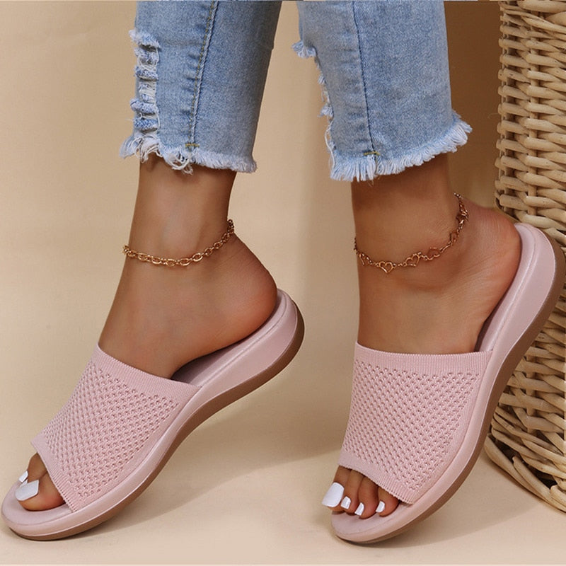 "Pantoufles orthopédiques femme en maille rose, légères et respirantes, idéales pour l'été avec soutien de semelle EVA."