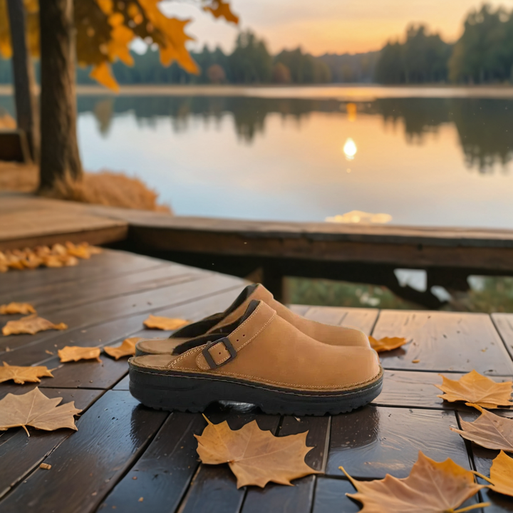 "Pantoufles OrthoSlides élégantes en cuir marron avec semelle antidérapante et soutien orthopédique pour un confort optimal."
