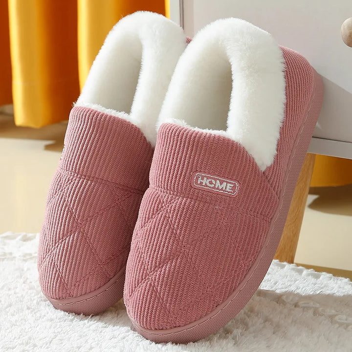 Pantoufles pelucheuses unisexes pour confort douillet et chaleur hivernale à la maison.