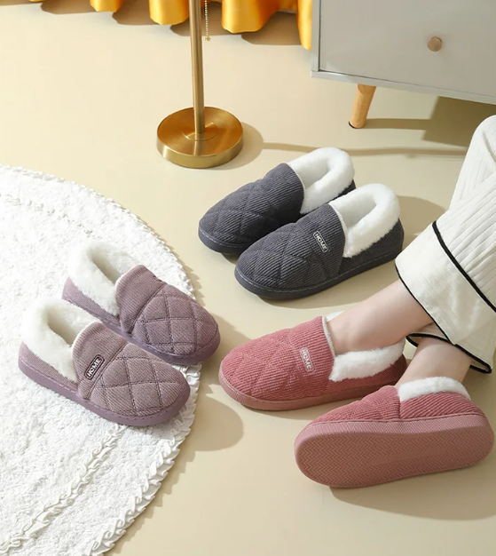 Pantoufles fourrées ultra-douces et pelucheuses, idéales pour un confort maximal à la maison.