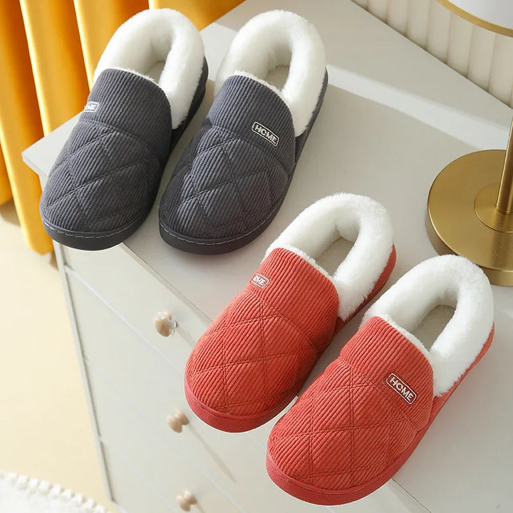Pantoufles chaudes en fausse fourrure pour hommes et femmes, parfaites pour garder les pieds au chaud.