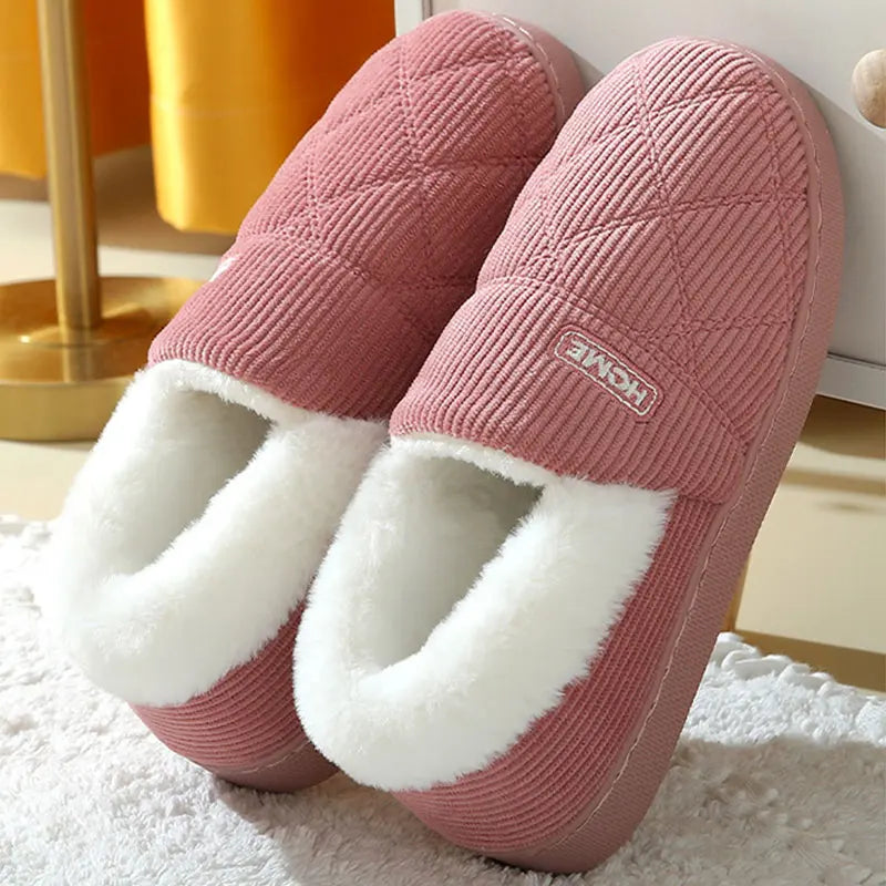 Confort suprême avec ces pantoufles douces et pelucheuses, idéales pour le cocooning à la maison.
