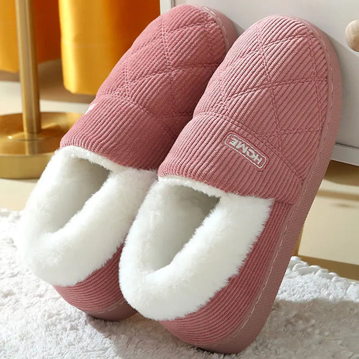 Confort suprême avec ces pantoufles douces et pelucheuses, idéales pour le cocooning à la maison.