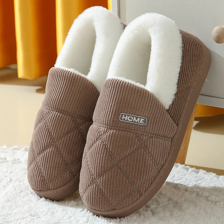 Pantoufles élégantes et confortables pour femme, pelucheuses, parfaites pour les intérieurs douillets.