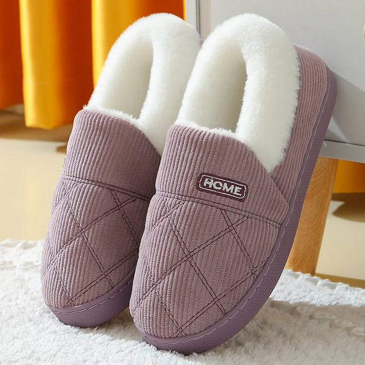 Pantoufles en fausse fourrure ultra-douce, idéales pour les soirées cocooning et la chaleur des pieds.