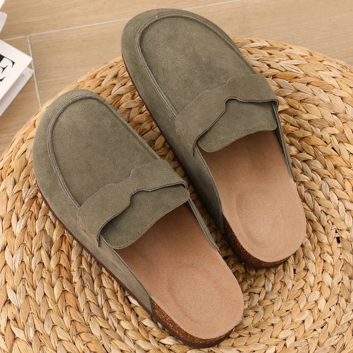 Chaussons sabots en daim élégants. Offrent chaleur et confort luxueux pour l'automne-hiver à la maison ou dehors.