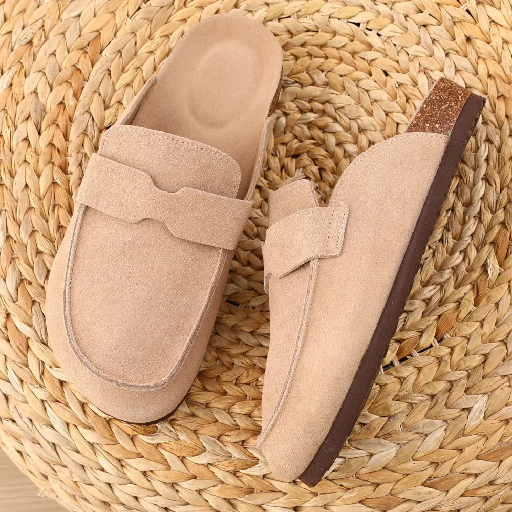 Pantoufles sabots en daim pour femme. Douces et chaudes, parfaites pour le confort à la maison. Un chausson douillet.