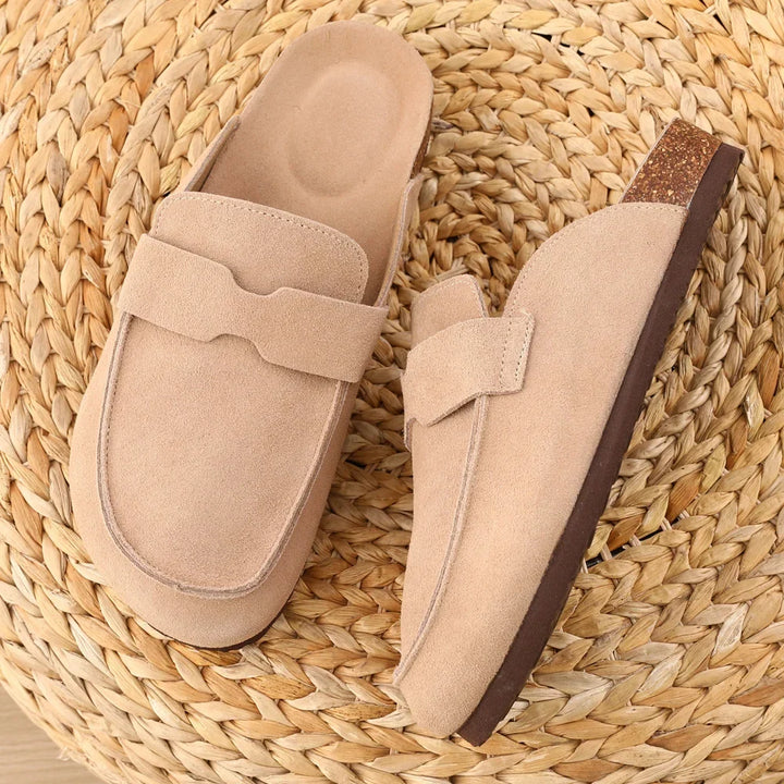 Pantoufles sabots en daim pour femme. Douces et chaudes, parfaites pour le confort à la maison. Un chausson douillet.