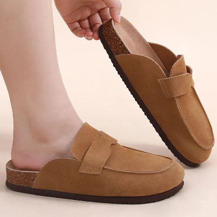 Chaussons sabots en daim pour homme. Design décontracté et élégant. Idéaux pour la détente et le confort.