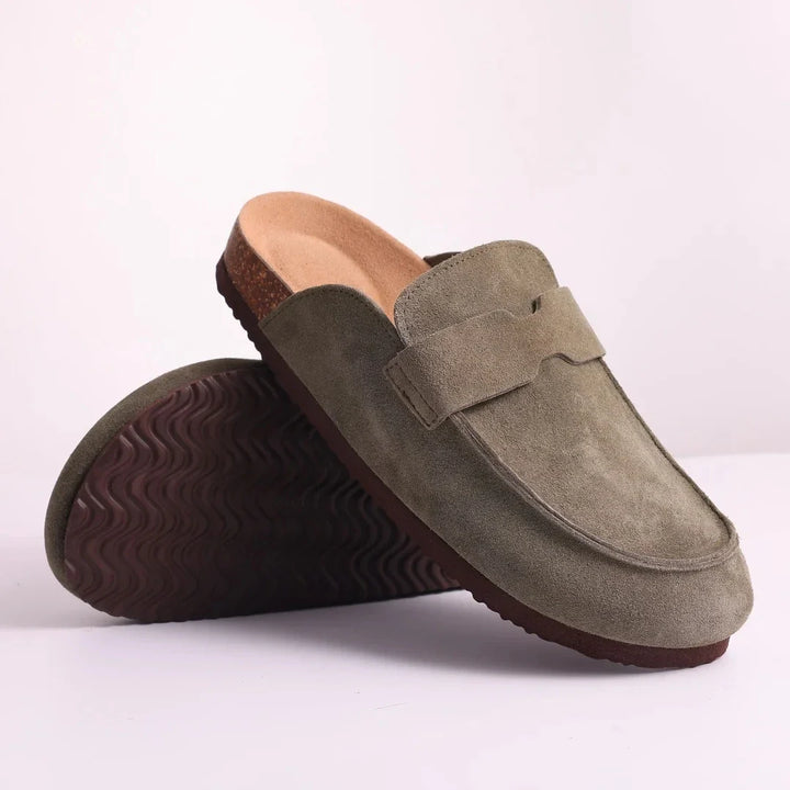 Chaussons luxueux en daim, type sabots. Pour un confort quotidien inégalé à la maison et dehors. Élégance décontractée.