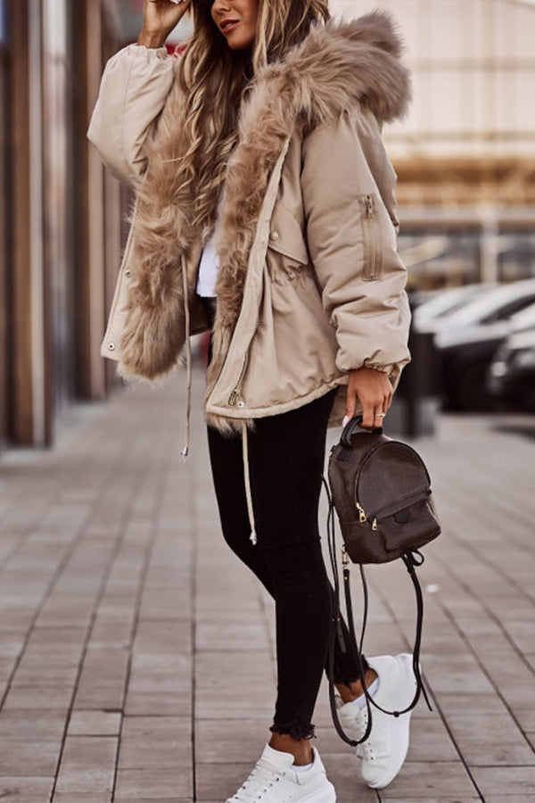 Parka courte hivernale femme élégante et chaude avec fausse fourrure, parfaite pour le quotidien.