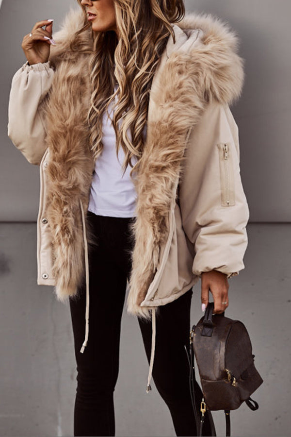 Parka courte chic pour femme, idéale en hiver, combine mode et élégance avec son design moderne.