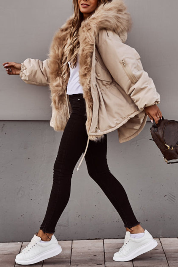 Parka courte femme avec capuche à fausse fourrure, alliant chaleur hivernale et style tendance.