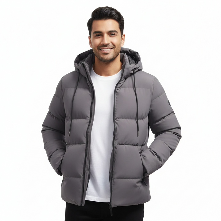Détail d'une veste parka homme imperméable en tissu robuste, avec zip et col montant, parfaite pour l'hiver.
