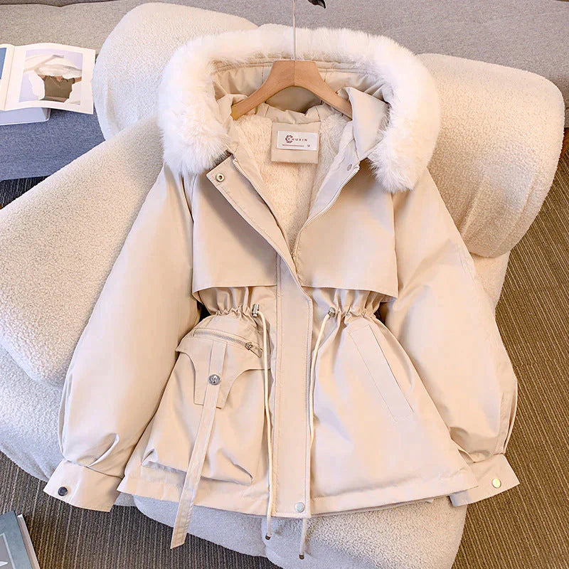 Parka femme élégante pour l'hiver, avec col douillet, idéale pour rester au chaud et stylée.