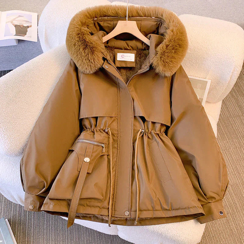 Manteau parka chaud et confortable pour femme, design chic, parfait pour affronter le froid hivernal.