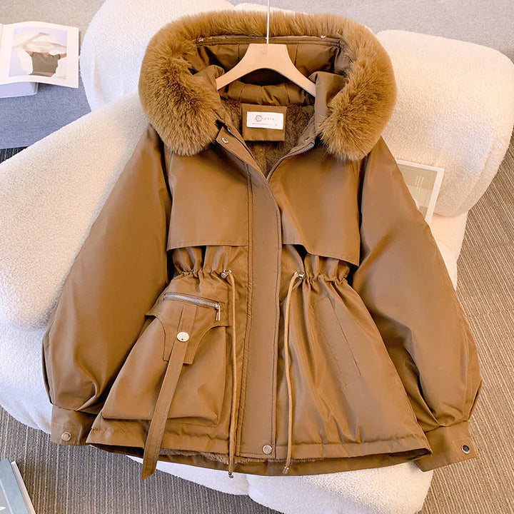 Manteau parka chaud et confortable pour femme, design chic, parfait pour affronter le froid hivernal.