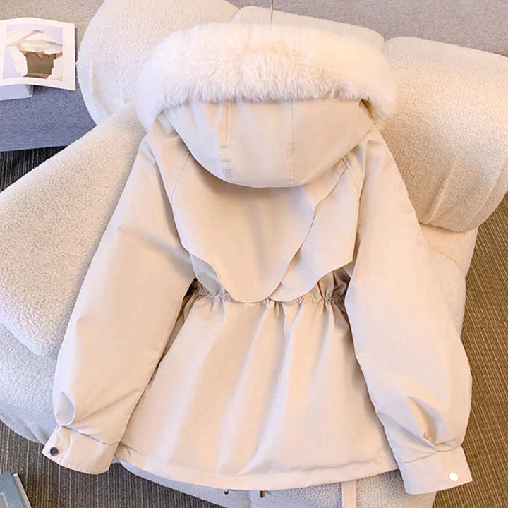 Élégante parka d'hiver femme, col douillet, style moderne et grande taille disponible, pour rester au chaud.