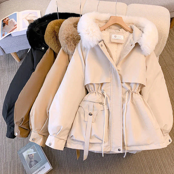 Manteau d'hiver femme, style parka, avec capuche et col douillet, offre chaleur et élégance en toute occasion.