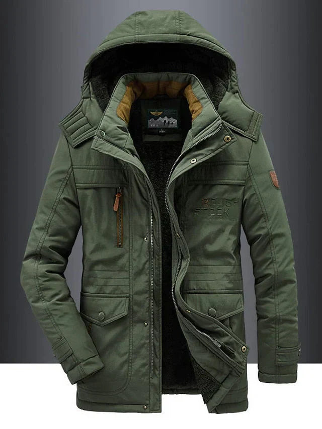 Parka hivernale homme robuste et chaude à capuche, style militaire élégant pour extérieur urbain et froid.