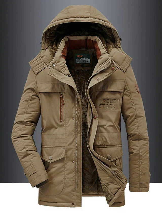 Manteau parka homme élégant à capuche, offrant chaleur et robustesse pour affronter l'hiver avec style.