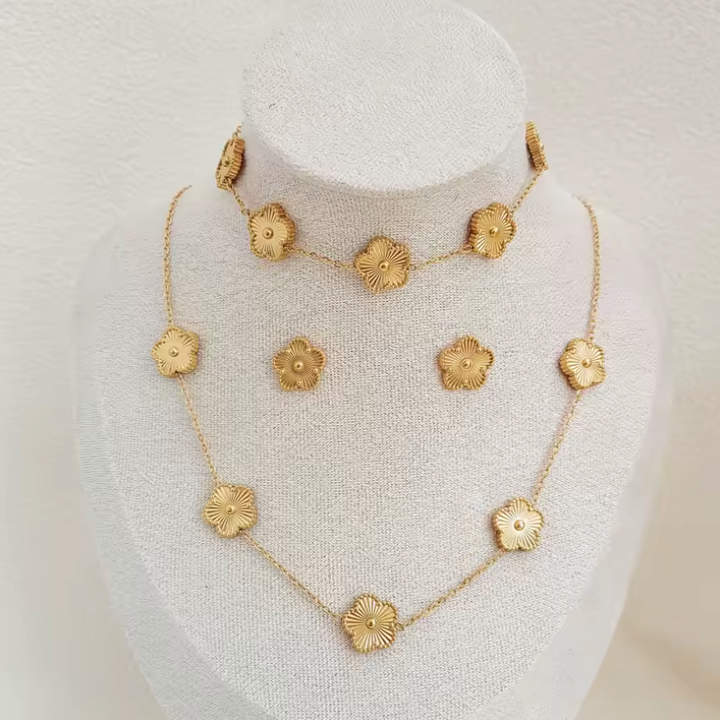 Parure trèfle élégante en acier inoxydable pour femme, collier, bracelet & boucles d'oreilles scintillantes.