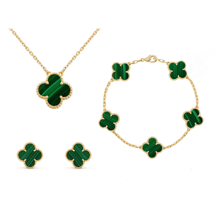 Femme portant la parure trèfle scintillante, collier, bracelet, boucles d'oreilles en acier inoxydable.