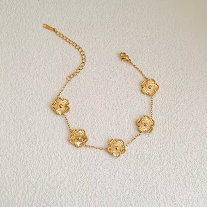 Collier trèfle scintillant en acier inoxydable hypoallergénique pour femme, un bijou élégant.