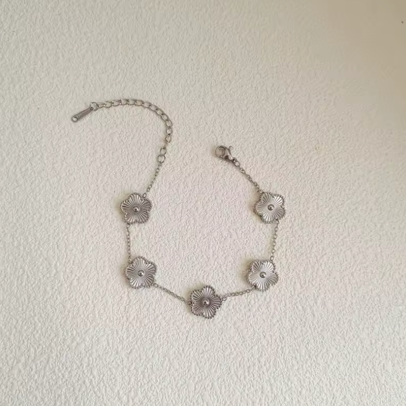 Boucles d'oreilles trèfle étincelantes en acier inoxydable, bijoux hypoallergéniques pour femme.